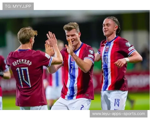 世界杯哈兰德禁区内背身搓射精确入网